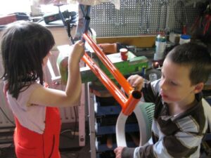 Kinder feilen die Lötstellen glatt