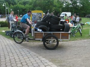 Voll mit Autoreifen beladenes Lastenrad