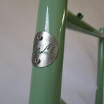 Headbadge geschraubt