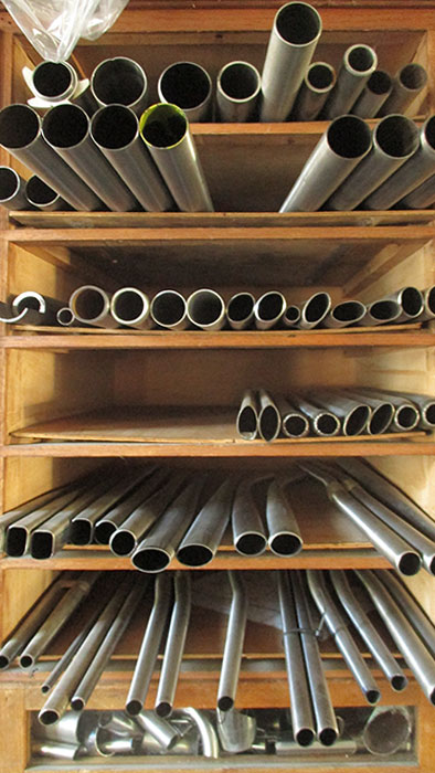 Ein Regal voll Rohre